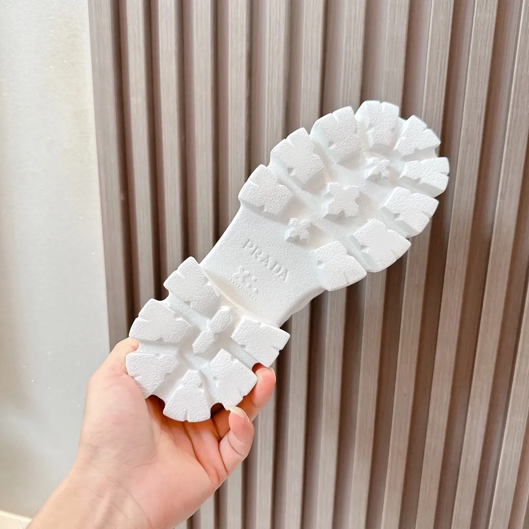 👟👟Ex-factory price 520👟👟 Prada 2024 new summer sandals series Thick-soled sandals This is a must-have for summer. It feels soft and delicate on the feet and is extremely comfortable. You can match it as you like. Original molded midsole. Original foaming technology tooth outsole, size 35-41.